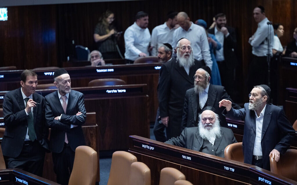 חברי הכנסת מיהדות התורה במליאת הכנסת, 27 במאי 2026 (צילום: יונתן זינדל/פלאש90) חברי הכנסת מיהדות התורה במליאת הכנסת, 27 במאי 2026 (צילום: יונתן זינדל/פלאש90)