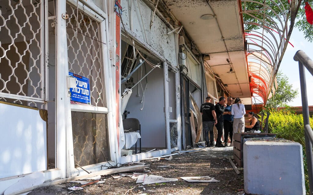 נזק בקריית שמונה בעקבות פגיעת טיל של חזבאללה, 30 במאי 2026 (צילום: אייל מרגולין/פלאש90) נזק בקריית שמונה בעקבות פגיעת טיל של חזבאללה, 30 במאי 2026 (צילום: אייל מרגולין/פלאש90)