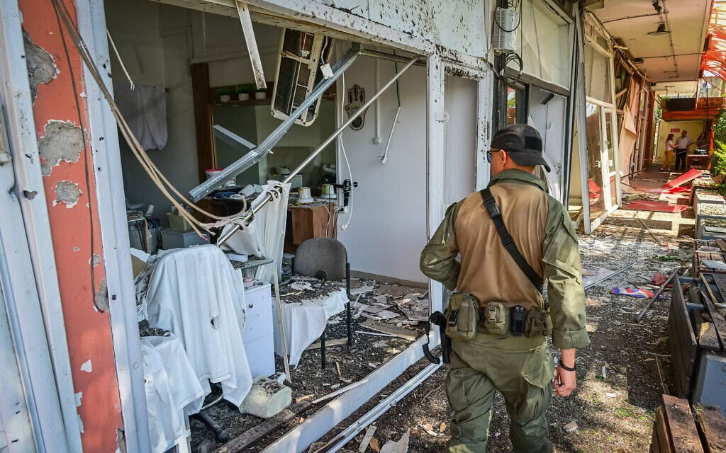 נזק בקריית שמונה בעקבות פגיעת טיל של חזבאללה, 30 במאי 2026 (צילום: מיכאל גלעדי/פלאש90) נזק בקריית שמונה בעקבות פגיעת טיל של חזבאללה, 30 במאי 2026 (צילום: מיכאל גלעדי/פלאש90)
