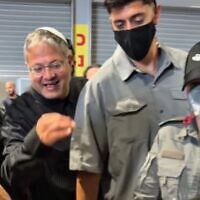 השר לביטחון לאומי איתמר בן גביר בסיור שערך ובו התעמת עם פעילים עצורים שהשתתפו במשט לרצועת עזה, 20 במאי 2026 (צילום: מתוך החשבון של איתמר בן גביר ברשת X) השר לביטחון לאומי איתמר בן גביר בסיור שערך ובו התעמת עם פעילים עצורים שהשתתפו במשט לרצועת עזה, 20 במאי 2026 (צילום: מתוך החשבון של איתמר בן גביר ברשת X)