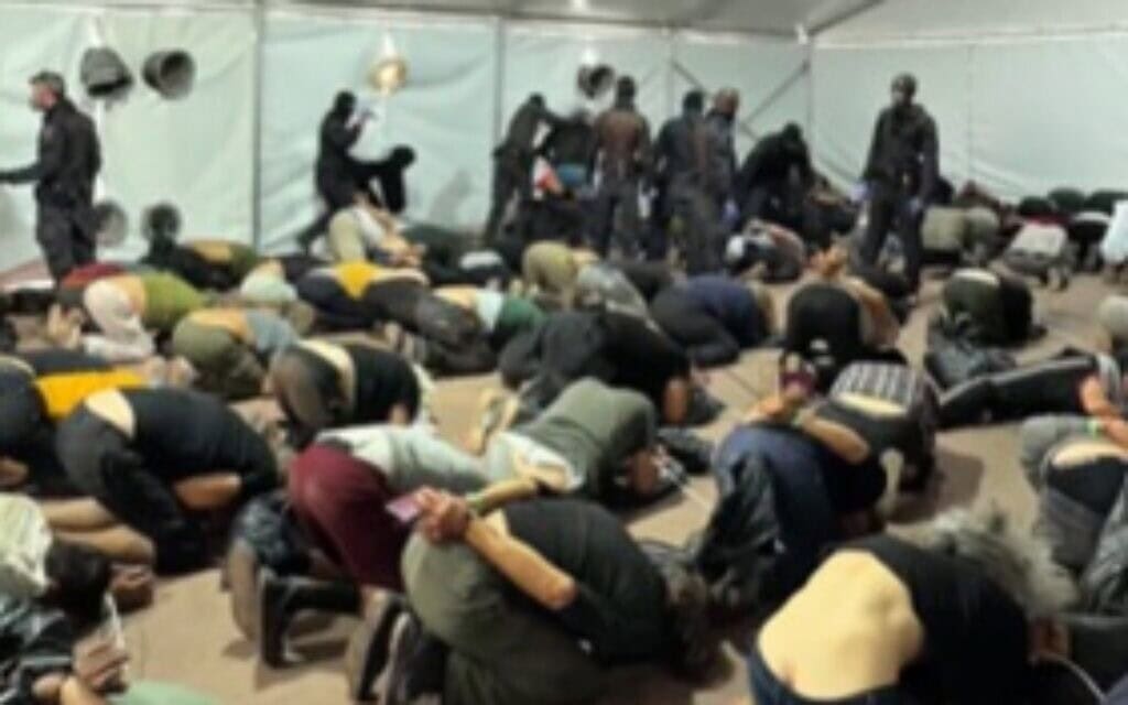 משתתפים במשט לרצועת עזה, לאחר שנעצרו בידי ישראל, 20 במאי 2026 (צילום: מתוך החשבון של איתמר בן גביר ברשת X) משתתפים במשט לרצועת עזה, לאחר שנעצרו בידי ישראל, 20 במאי 2026 (צילום: מתוך החשבון של איתמר בן גביר ברשת X)