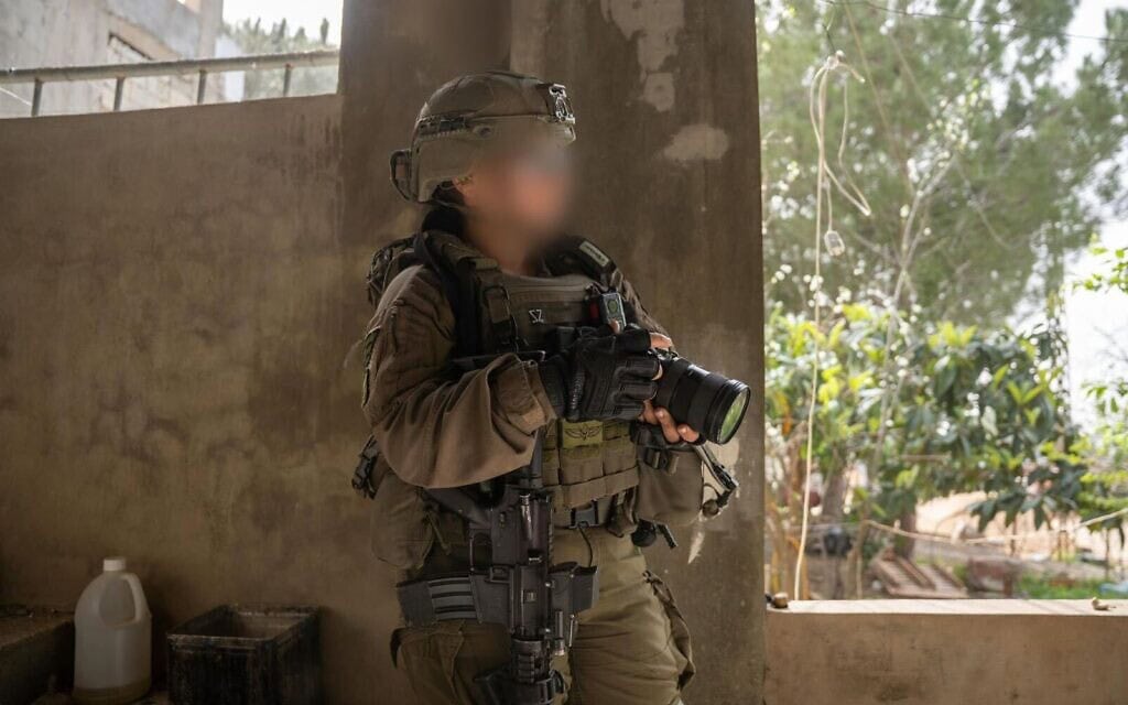 ש׳, צלמת צבאית שנפצעה קשה מפגיעת רחפן ב-20 במאי 2026 (צילום: דובר צה״ל) ש׳, צלמת צבאית שנפצעה קשה מפגיעת רחפן ב-20 במאי 2026 (צילום: דובר צה״ל)