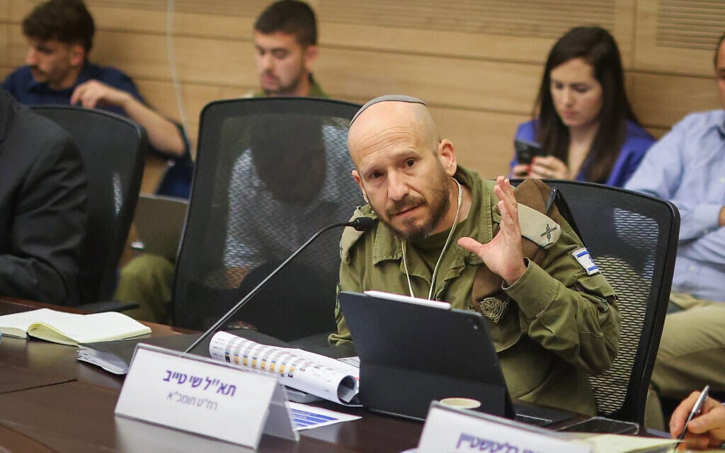 תא"ל שי טייב, ראש חטיבת תכנון ומנהל כוח אדם באגף כוח האדם בצה"ל, בדיון על חוק הגיוס בוועדת החוץ והביטחון של הכנסת. 20 במאי 2026 (צילום: נועם מושקוביץ, דוברות הכנסת)