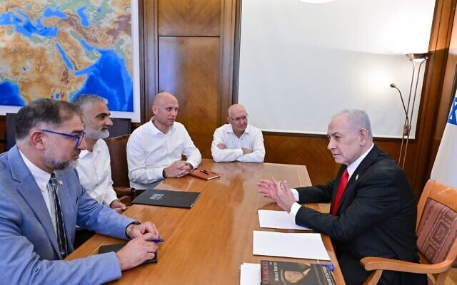 ראש הממשלה בנימין נתניהו, ראש מערך הדיגיטל הלאומי, נתי כהן, ראש מערך הסייבר הלאומי, יוסי כראדי, ראש המטה הלאומי לבינה מלאכותית, ארז אסקל, ונציב שירות המדינה, דורון כהן, בלשכת ראש הממשלה, 1 במאי 2026 (צילום: קובי גדעון / לע"מ) ראש הממשלה בנימין נתניהו, ראש מערך הדיגיטל הלאומי, נתי כהן, ראש מערך הסייבר הלאומי, יוסי כראדי, ראש המטה הלאומי לבינה מלאכותית, ארז אסקל, ונציב שירות המדינה, דורון כהן, בלשכת ראש הממשלה, 1 במאי 2026 (צילום: קובי גדעון / לע"מ)