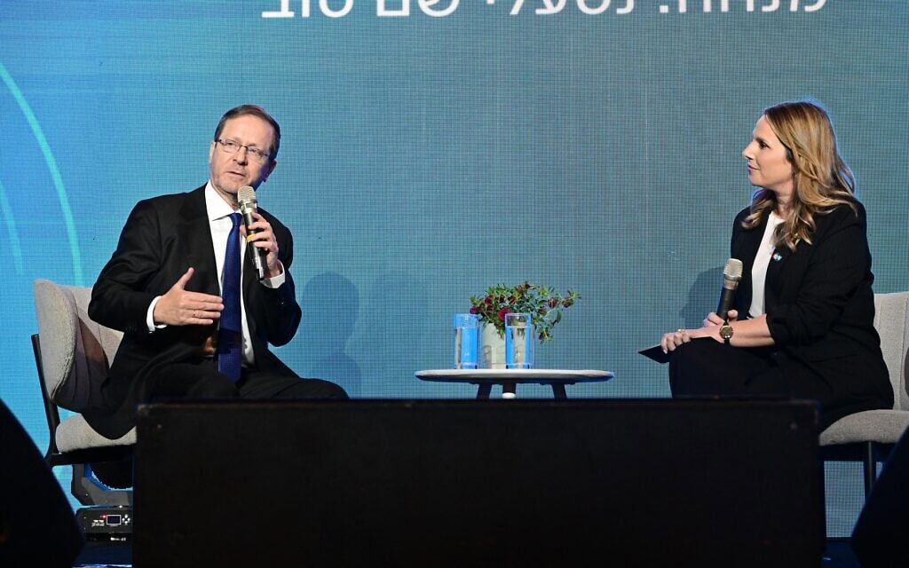 נשיא המדינה יצחק הרצוג והמנחה נטעלי שם טוב בוועידת הנשיא "מחר ישראלי משותף" בבנייני האומה בירושלים, 13 במאי 2026 (צילום: קובי גדעון / לע"מ) נשיא המדינה יצחק הרצוג והמנחה נטעלי שם טוב בוועידת הנשיא "מחר ישראלי משותף" בבנייני האומה בירושלים, 13 במאי 2026 (צילום: קובי גדעון / לע"מ)