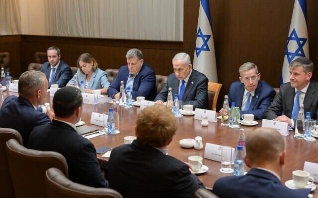 ראש הממשלה בנימין נתניהו נפגש בלשכתו בירושלים עם הנציב העליון של מועצת השלום לרצועת עזה, ניקולאי מלאדנוב, ועם צוותו, 13 במאי 2026 (צילום: מעיין טואף / לע"מ) ראש הממשלה בנימין נתניהו נפגש בלשכתו בירושלים עם הנציב העליון של מועצת השלום לרצועת עזה, ניקולאי מלאדנוב, ועם צוותו, 13 במאי 2026 (צילום: מעיין טואף / לע"מ)
