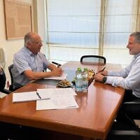 יו"ר ועדת הבחירות המרכזית השופט נועם סולברג, מ״מ מנכ"ל הוועדה דין ליבנה וראש שב"כ דוד זיני בפגישה על טוהר הבחירות, 17 במאי 2026 (צילום: ועדת הבחירות המרכזית) יו"ר ועדת הבחירות המרכזית השופט נועם סולברג, מ״מ מנכ"ל הוועדה דין ליבנה וראש שב"כ דוד זיני בפגישה על טוהר הבחירות, 17 במאי 2026 (צילום: ועדת הבחירות המרכזית)
