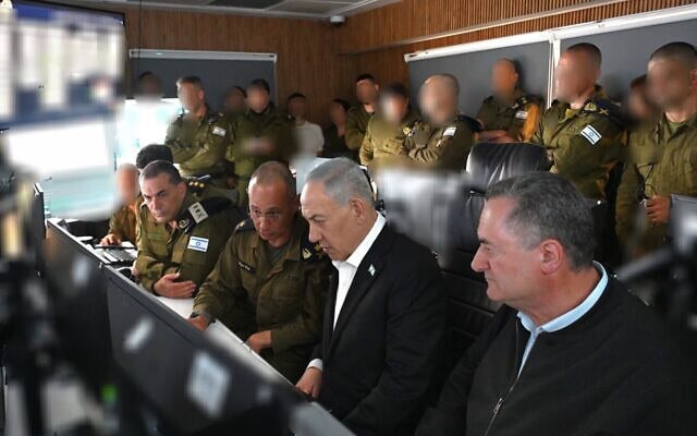 ראש הממשלה בנימין נתניהו בבור הפיקוד של חיל הים לצד שר הביטחון ישראל כ ראש הממשלה בנימין נתניהו בבור הפיקוד של חיל הים לצד שר הביטחון ישראל כ