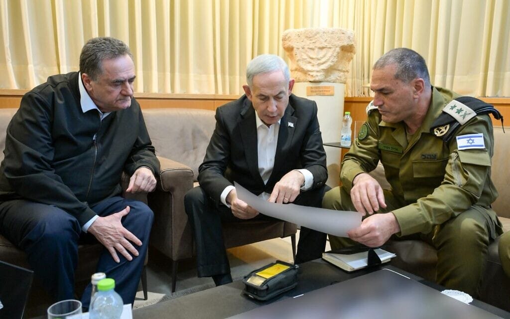 הרמטכ״ל אייל זמיר, ראש הממשלה בנימין נתניהו ושר הביטחון ישראל כ״ץ בדיון בקריה ב-26 במאי 2026 (צילום: מעיין טואף/ לע״מ) הרמטכ״ל אייל זמיר, ראש הממשלה בנימין נתניהו ושר הביטחון ישראל כ״ץ בדיון בקריה ב-26 במאי 2026 (צילום: מעיין טואף/ לע״מ)