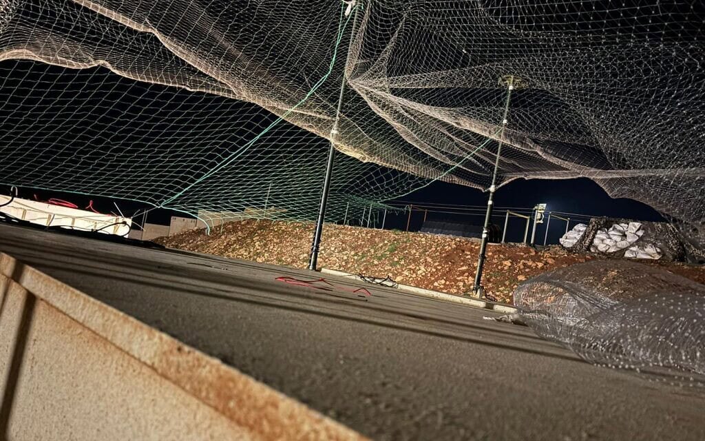 רשתות מגן שנפרסו בעמדה צבאית כדי להתמודד עם רחפני הנפץ של חזבאללה, כפי שהדבר נראה בתמונת שהצבא פרסם ב־14 במאי 2026 (צילום: צה"ל) רשתות מגן שנפרסו בעמדה צבאית כדי להתמודד עם רחפני הנפץ של חזבאללה, כפי שהדבר נראה בתמונת שהצבא פרסם ב־14 במאי 2026 (צילום: צה"ל)
