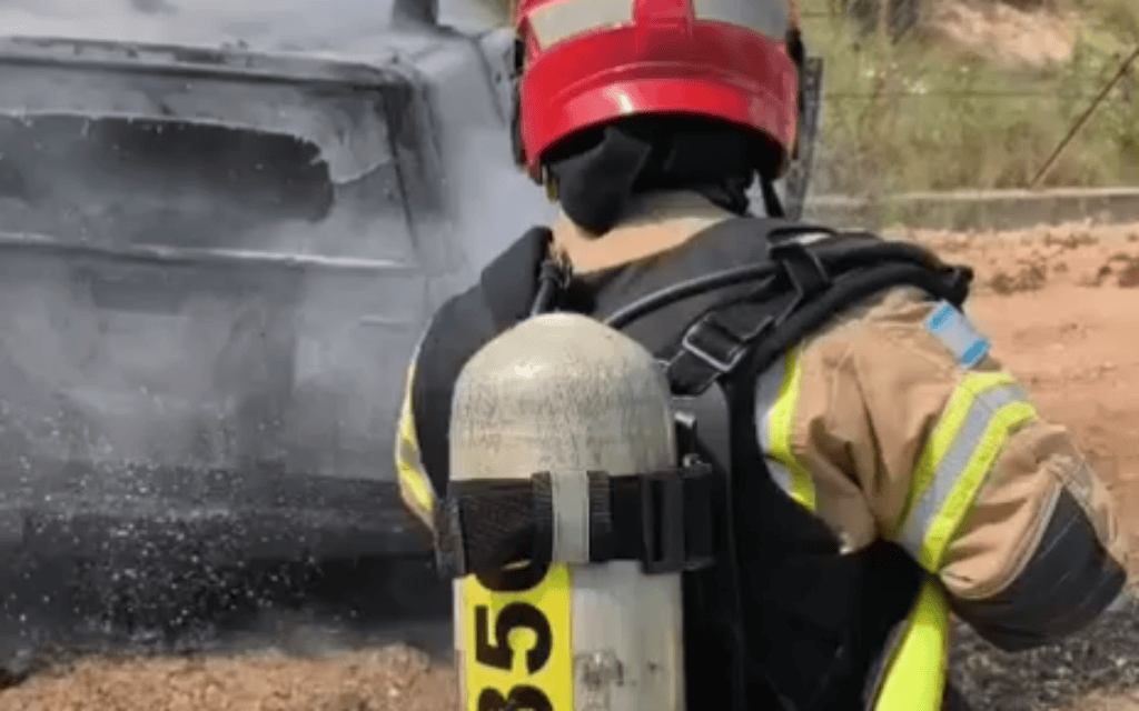 שרפה פרצה בעקבות כטב"ם נפץ ששוגר מלבנון ופגע בכלי רכב סמוך ליישוב משגב עם, 1 במאי 2026 (צילום: דוברות כבאות והצלה)