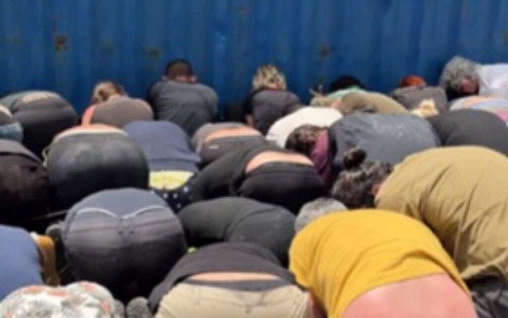 משתתפים במשט לרצועת עזה, לאחר שנעצרו בידי ישראל, 20 במאי 2026 (צילום: מתוך החשבון של איתמר בן גביר ברשת X) משתתפים במשט לרצועת עזה, לאחר שנעצרו בידי ישראל, 20 במאי 2026 (צילום: מתוך החשבון של איתמר בן גביר ברשת X)