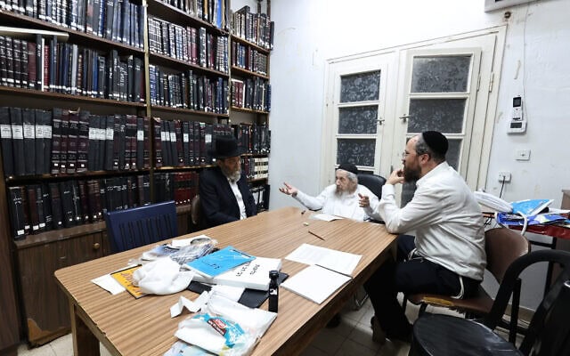 מנהיגה הרוחני של דגל התורה, הרב דב לנדו, בפגישה עם יו"ר דגל התורה משה גפני, 17 במאי 2026 (צילום: באדיבות הרב) מנהיגה הרוחני של דגל התורה, הרב דב לנדו, בפגישה עם יו"ר דגל התורה משה גפני, 17 במאי 2026 (צילום: באדיבות הרב)