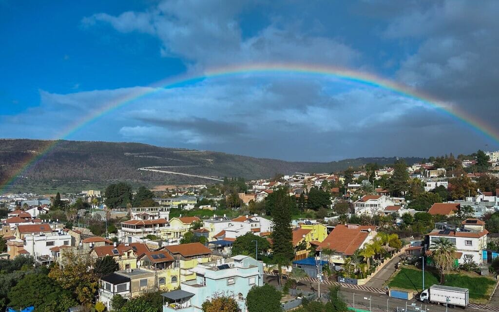 קשת בענן מעל העיירה שלומי בגליל המערבי, כשברקע לבנון (צילום: דוברות מועצה אזורית שלומי) קשת בענן מעל העיירה שלומי בגליל המערבי, כשברקע לבנון (צילום: דוברות מועצה אזורית שלומי)