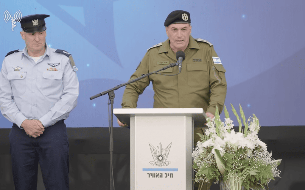 הרמטכ"ל, רב-אלוף אייל זמיר, נואם בטקס חילופי מפקד חיל האוויר, 5 במאי 2026 הרמטכ"ל, רב-אלוף אייל זמיר, נואם בטקס חילופי מפקד חיל האוויר, 5 במאי 2026