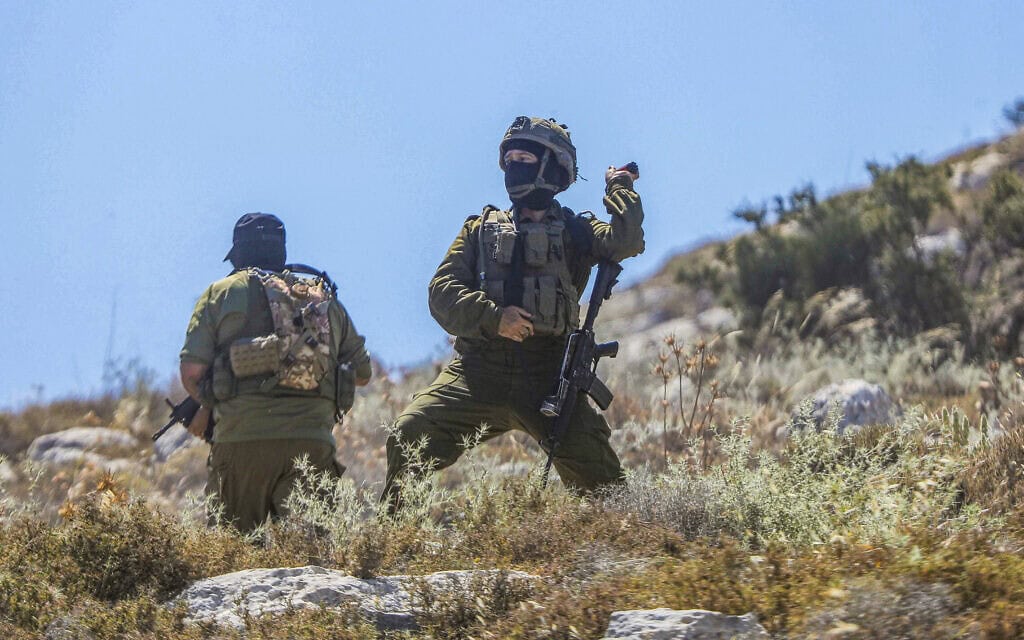 חיילים צה"ל מתעמתים עם פלסטינים במהלך הפגנה בח’ירבת חומסה, מערבית לחברון שבגדה המערבית, 9 ביוני 2026. למצולמים אין קשר לנאמר בכתבה. (צילום: Wisam Hashlamoun/Flash90)