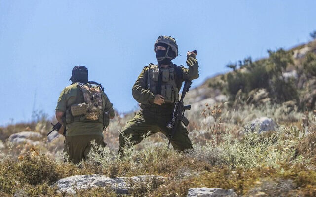חיילים צה"ל מתעמתים עם פלסטינים במהלך הפגנה בח'ירבת חומסה, מערבית לחברון שבגדה המערבית, 9 ביוני 2026. למצולמים אין קשר לנאמר בכתבה.