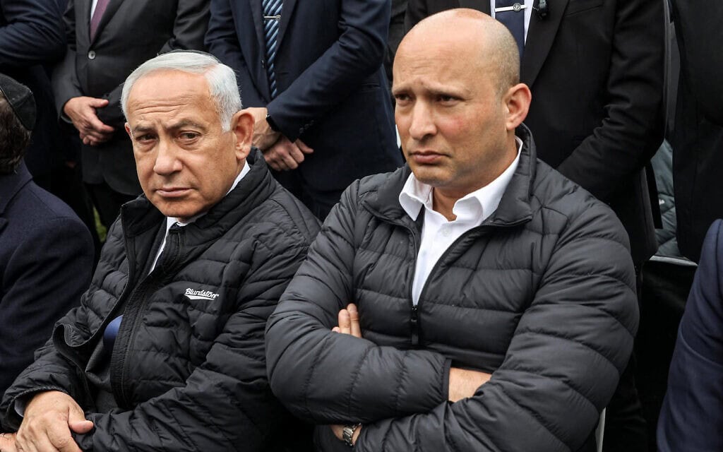 נפתלי בנט ובנימין נתניהו בהלווייתו של הרב חיים דרוקמן בקריית מלאכי, 26 בדצמבר 2022 (צילום: Gil COHEN-MAGEN / AFP) נפתלי בנט ובנימין נתניהו בהלווייתו של הרב חיים דרוקמן בקריית מלאכי, 26 בדצמבר 2022 (צילום: Gil COHEN-MAGEN / AFP)