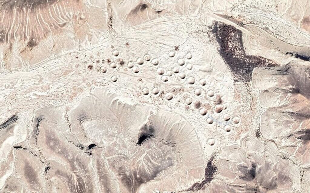 תמונת לווין של "המכתשים הירחיים" בנגב (צילום: Imagery ©2026 CNES / Airbus, Maxar Technologies, Map data ©2026 Mapa GISrael) תמונת לווין של "המכתשים הירחיים" בנגב (צילום: Imagery ©2026 CNES / Airbus, Maxar Technologies, Map data ©2026 Mapa GISrael)