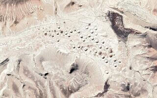 תמונת לווין של "המכתשים הירחיים" בנגב (צילום: Imagery ©2026 CNES / Airbus, Maxar Technologies, Map data ©2026 Mapa GISrael) תמונת לווין של "המכתשים הירחיים" בנגב (צילום: Imagery ©2026 CNES / Airbus, Maxar Technologies, Map data ©2026 Mapa GISrael)