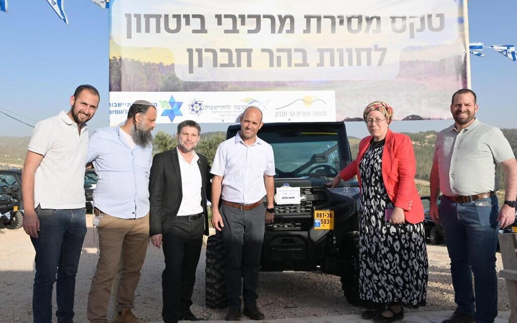 השרה למשימות לאומיות ולהתיישבות אורית סטרוק, שנייה מימין, ושר האוצר בצלאל סמוטריץ’, שלישי משמאל, משתתפים בטקס במאחז החקלאי הבלתי חוקי חוות מיתרים, שבו נמסרו טרקטורונים להתנחלויות ולמאחזים חקלאיים בלתי חוקיים, 3 באפריל 2025 (צילום: פרדי ברמי) השרה למשימות לאומיות ולהתיישבות אורית סטרוק, שנייה מימין, ושר האוצר בצלאל סמוטריץ’, שלישי משמאל, משתתפים בטקס במאחז החקלאי הבלתי חוקי חוות מיתרים, שבו נמסרו טרקטורונים להתנחלויות ולמאחזים חקלאיים בלתי חוקיים, 3 באפריל 2025 (צילום: פרדי ברמי)