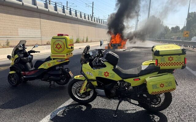 רכבי הצלה על רקע רכב שהתפוצץ בנתיבי איילון. 4 ביוני 2026 (צילום: מד רכבי הצלה על רקע רכב שהתפוצץ בנתיבי איילון. 4 ביוני 2026 (צילום: מד