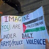 שלט שנתפס על ידי המשטרה ב-6 ביוני 2026 (צילום: דוברות המשטרה) שלט שנתפס על ידי המשטרה ב-6 ביוני 2026 (צילום: דוברות המשטרה)