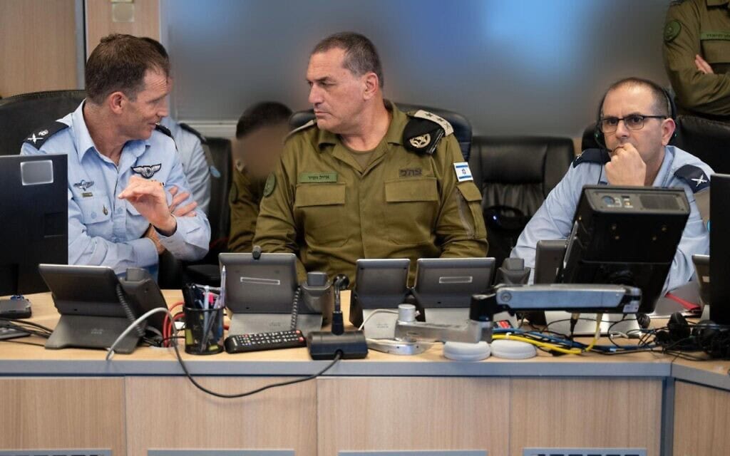 הרמטכ״ל אייל זמיר לצד מפקד חיל האוויר אלוף עומר טישלר בבור הפיקוד בקריה. 8 ביוני 2026 (צילום: דובר צה״ל) הרמטכ״ל אייל זמיר לצד מפקד חיל האוויר אלוף עומר טישלר בבור הפיקוד בקריה. 8 ביוני 2026 (צילום: דובר צה״ל)