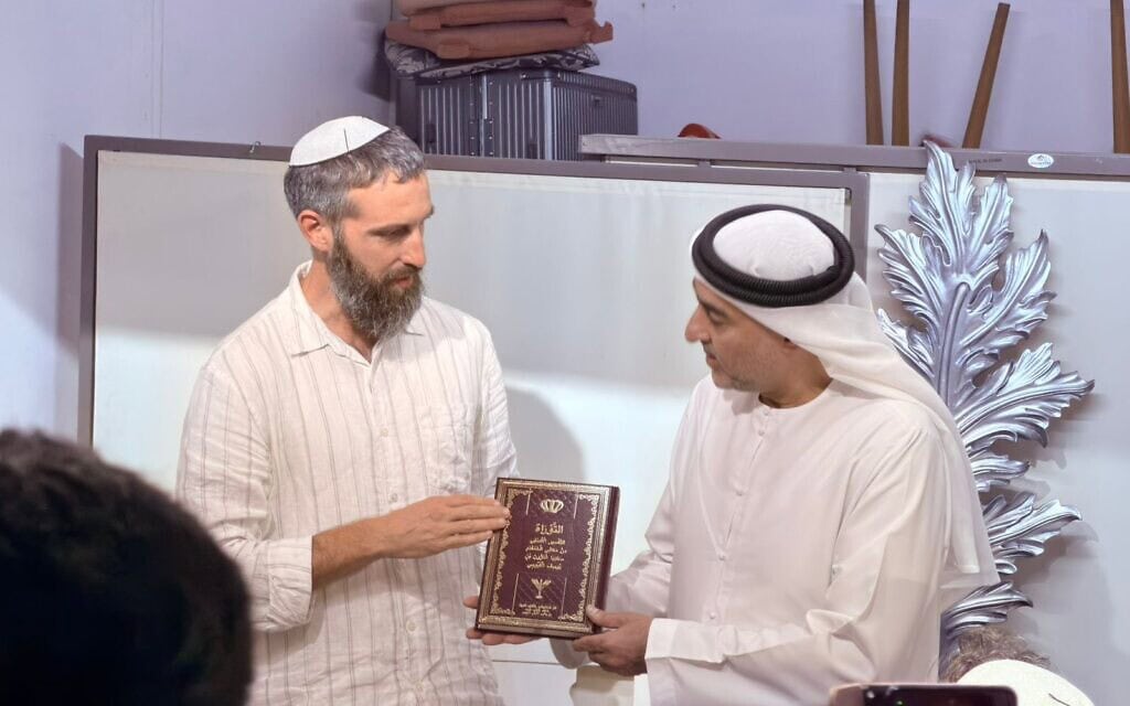 אחמד עובייד אל מנסור מנהל מוזיאון השואה בדובאי והרב אהרון לביא, 2026, במוזיאון השואה בדובאי (צילום: צוות השדה הבין-דתי) אחמד עובייד אל מנסור מנהל מוזיאון השואה בדובאי והרב אהרון לביא, 2026, במוזיאון השואה בדובאי (צילום: צוות השדה הבין-דתי)