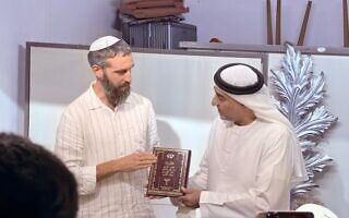 אחמד עובייד אל מנסור מנהל מוזיאון השואה בדובאי והרב אהרון לביא, 2026, במוזיאון השואה בדובאי (צילום: צוות השדה הבין-דתי) אחמד עובייד אל מנסור מנהל מוזיאון השואה בדובאי והרב אהרון לביא, 2026, במוזיאון השואה בדובאי (צילום: צוות השדה הבין-דתי)