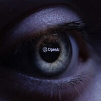 אילוסטרציה: לוגו של OpenAI מוקרן על עין אנושית