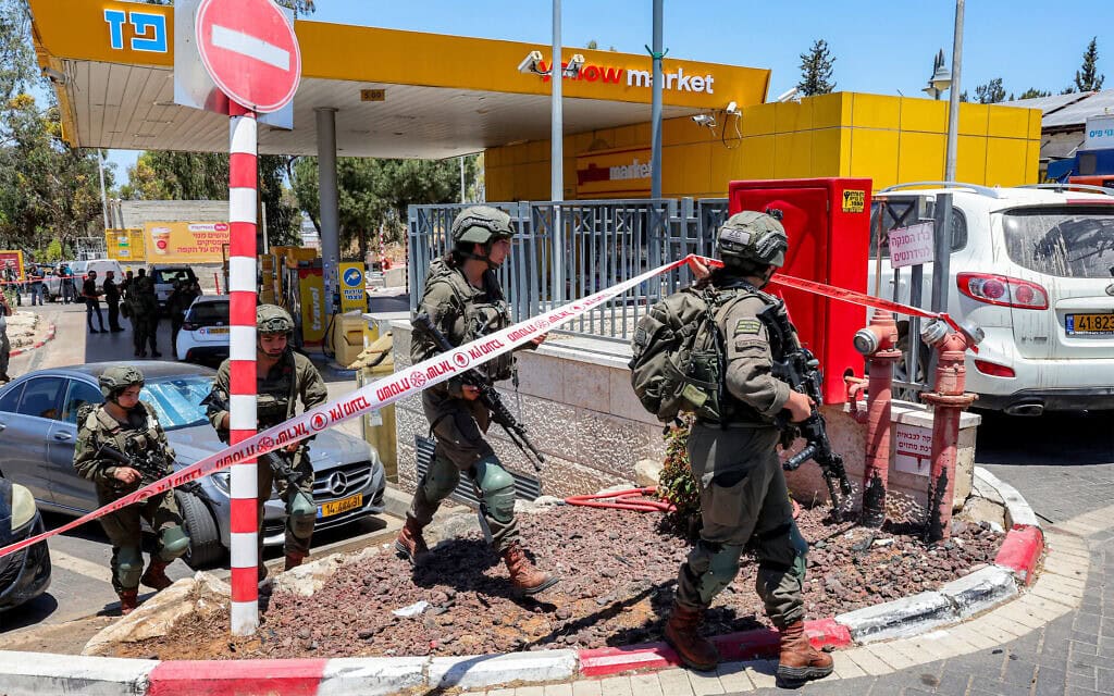 זירת פיגוע ירי בתחנת דלק ליד כוכב יאיר, 7 ביוני 2026 (צילום: Jack GUEZ / AFP) זירת פיגוע ירי בתחנת דלק ליד כוכב יאיר, 7 ביוני 2026 (צילום: Jack GUEZ / AFP)