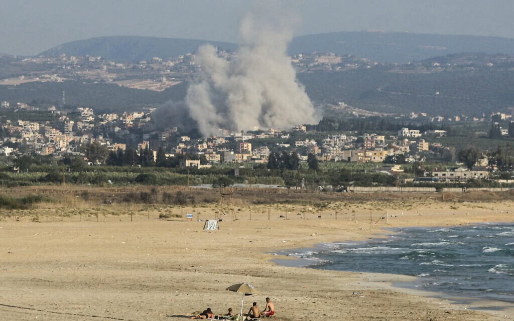 עשן מיתמר מתקיפה ישראלית סמוך לחוף בצור שבדרום לבנון, 8 ביוני 2026 (צילום: Kawnat HAJU / AFP) עשן מיתמר מתקיפה ישראלית סמוך לחוף בצור שבדרום לבנון, 8 ביוני 2026 (צילום: Kawnat HAJU / AFP)
