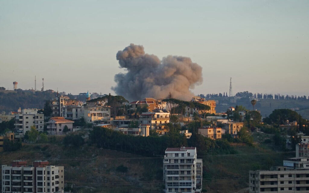 עשן מיתמר מזירת תקיפה של חיל האוויר בעיר נבטיה שבדרום לבנון, 12 ביוני 2026 (צילום: Abbas FAKIH / AFP)