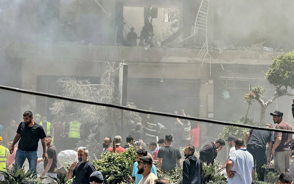 בניין ברובע הדאחייה של ביירות שנפגע בתקיפה ישראלית ב־14 ביוני 2026 (צילום: Ibrahim AMRO / AFP)