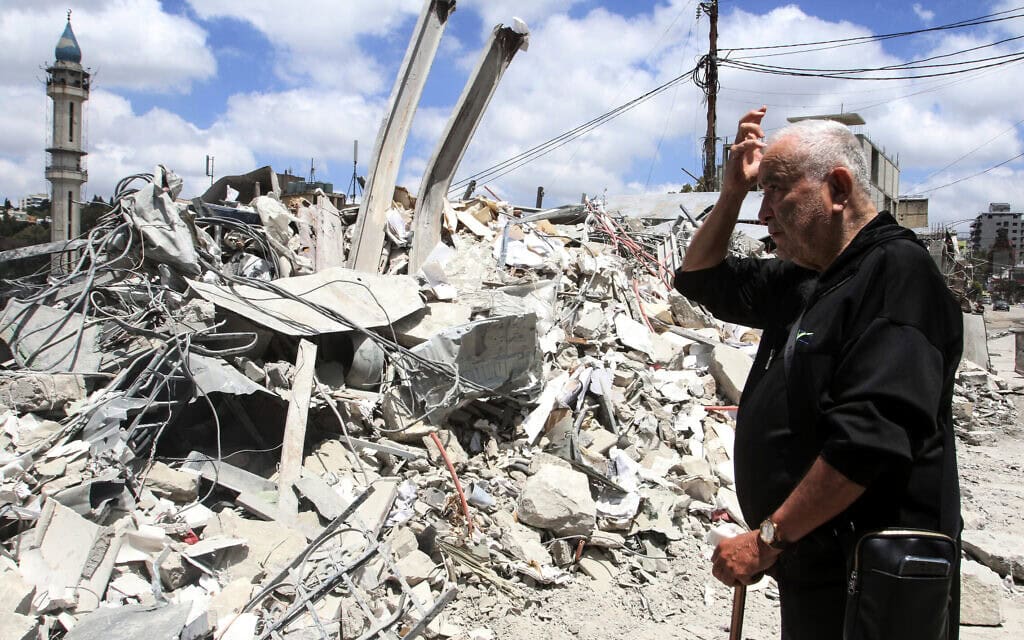 אדם מביט על הריסות בית בנבטייה בדרום לבנון. 15 ביוני 2026 (צילום: Mahmoud ZAYYAT / AFP) אדם מביט על הריסות בית בנבטייה בדרום לבנון. 15 ביוני 2026 (צילום: Mahmoud ZAYYAT / AFP)