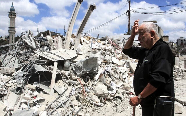 אדם מביט על הריסות בית בנבטייה בדרום לבנון. 15 ביוני 2026 (צילום: Mahmoud ZAYYAT / AFP) אדם מביט על הריסות בית בנבטייה בדרום לבנון. 15 ביוני 2026 (צילום: Mahmoud ZAYYAT / AFP)