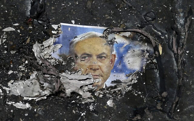 דיוקן שרוף של ראש הממשלה בנימין נתניהו מוטל על הקרקע בטהרן, איראן, 23 ביוני 2017