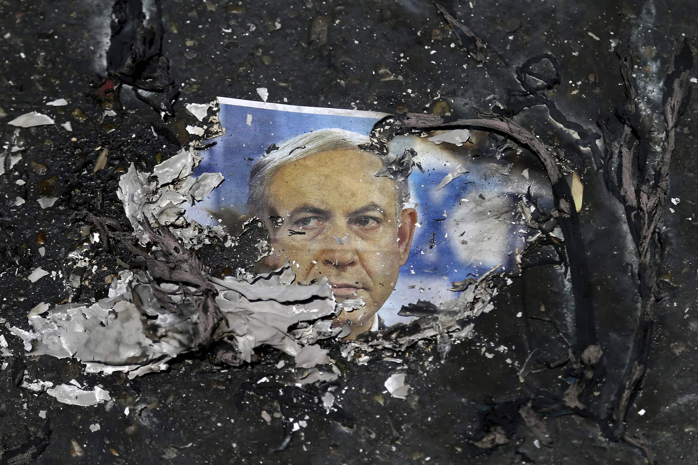 דיוקן שרוף של ראש הממשלה בנימין נתניהו מוטל על הקרקע בטהרן, איראן, 23 ביוני 2017 (צילום: AP Photo/Ebrahim Noroozi) דיוקן שרוף של ראש הממשלה בנימין נתניהו מוטל על הקרקע בטהרן, איראן, 23 ביוני 2017 (צילום: AP Photo/Ebrahim Noroozi)