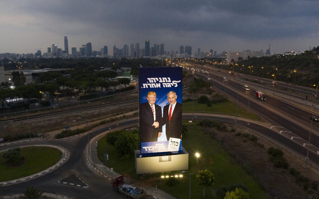 שלט חוצות ענק של קמפיין הבחירות של הליכוד מציג את ראש הממשלה בנימין נתניהו ואת נשיא ארה"ב דונלד טראמפ בתל אביב, 8 בספטמבר 2019 (צילום: AP Photo/Oded Balilty) שלט חוצות ענק של קמפיין הבחירות של הליכוד מציג את ראש הממשלה בנימין נתניהו ואת נשיא ארה"ב דונלד טראמפ בתל אביב, 8 בספטמבר 2019 (צילום: AP Photo/Oded Balilty)