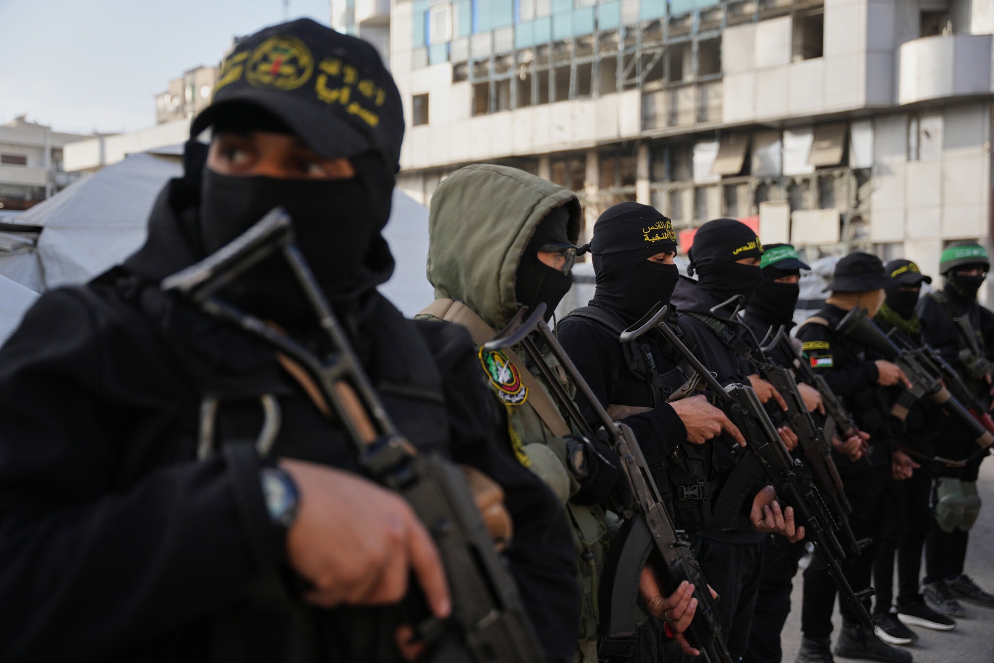 تجمع ناشطون فلسطينيون مسلحون من حماس والجهاد الإسلامي أثناء صلاة عيد الفطر في مدينة غزة يوم الجمعة 20 مارس 2026 (صورة: AP Photo/Abdel Kareem Hana).