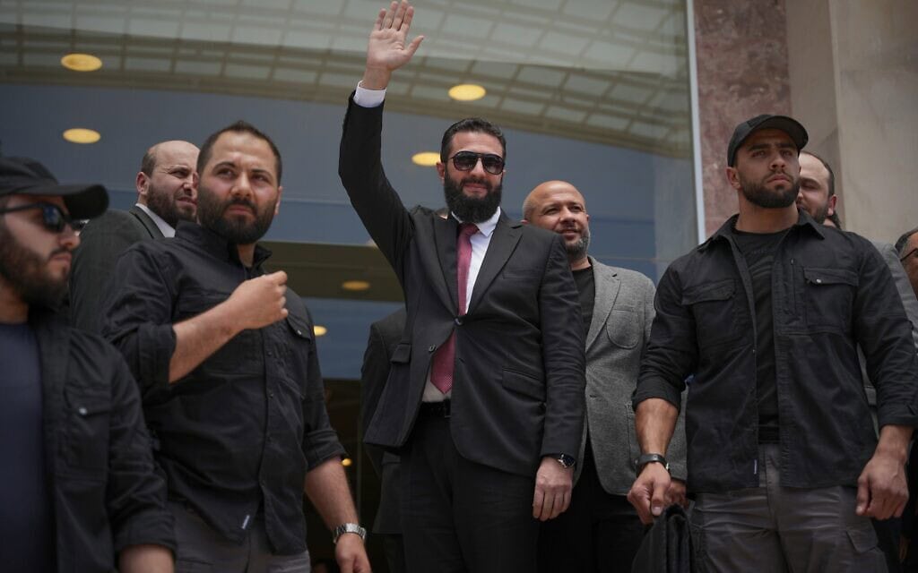 נשיא סוריה אחמד א-שרע מנופף עם הגעתו לביקור באזור שהוצף בעקבות עליית נהר הפרת על גדותיו בימים האחרונים, בדיר א-זור, סוריה, 29 במאי 2026 (צילום: AP Photo/Omar Albam)