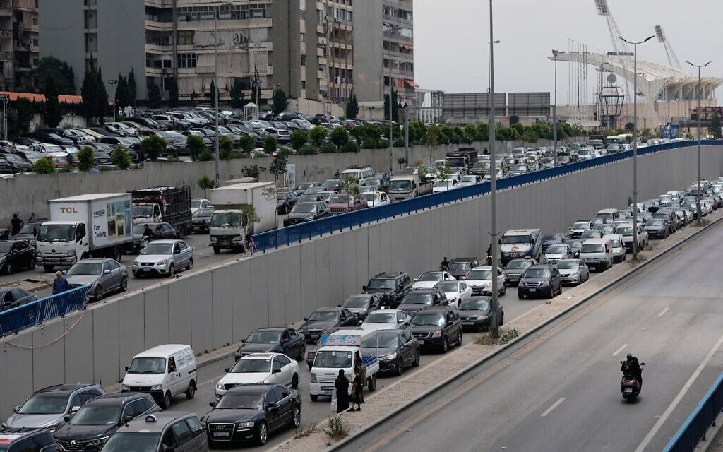 פקק תנועה ביציאה מהדאחייה עקב חשש מתקיפות ישראל. 1 ביוני 2026 (צילום: AP Photo/Bilal Hussein) פקק תנועה ביציאה מהדאחייה עקב חשש מתקיפות ישראל. 1 ביוני 2026 (צילום: AP Photo/Bilal Hussein)
