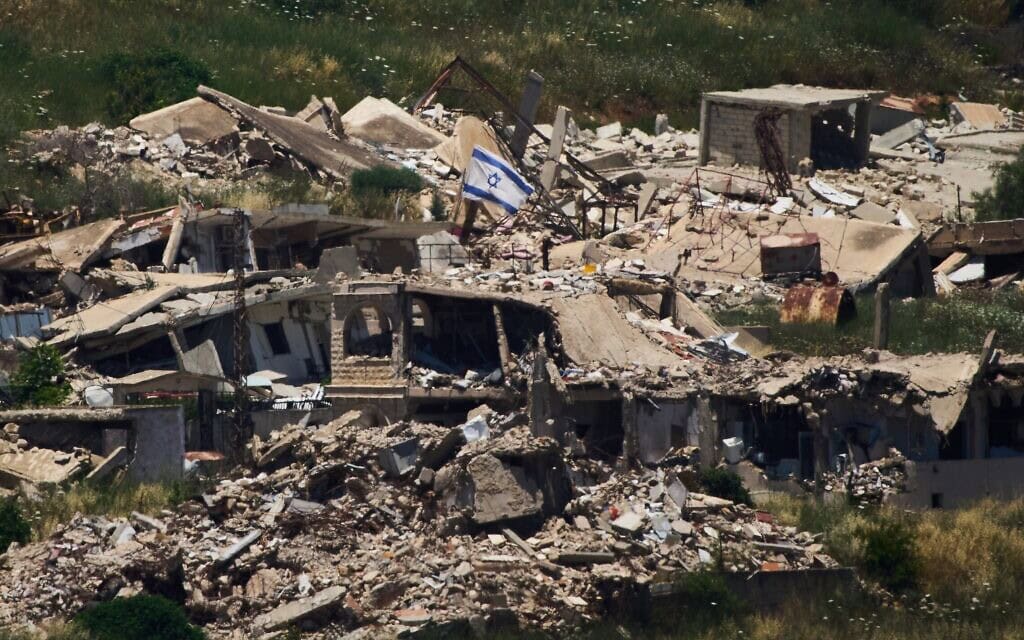 דגל ישראל תלוי על בניין הרוס בדרום לבנון, 4 ביוני 2026 (צילום: AP Photo/Ariel Schalit) דגל ישראל תלוי על בניין הרוס בדרום לבנון, 4 ביוני 2026 (צילום: AP Photo/Ariel Schalit)