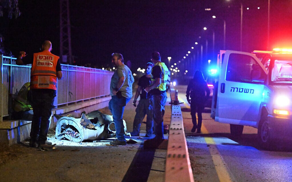 כוחות הביטחון בוחנים רסיס של טיל איראני שיורט בצפון ישראל. 8 ביוני 2026 (צילום: AP Photo/Rami Shlush) כוחות הביטחון בוחנים רסיס של טיל איראני שיורט בצפון ישראל. 8 ביוני 2026 (צילום: AP Photo/Rami Shlush)