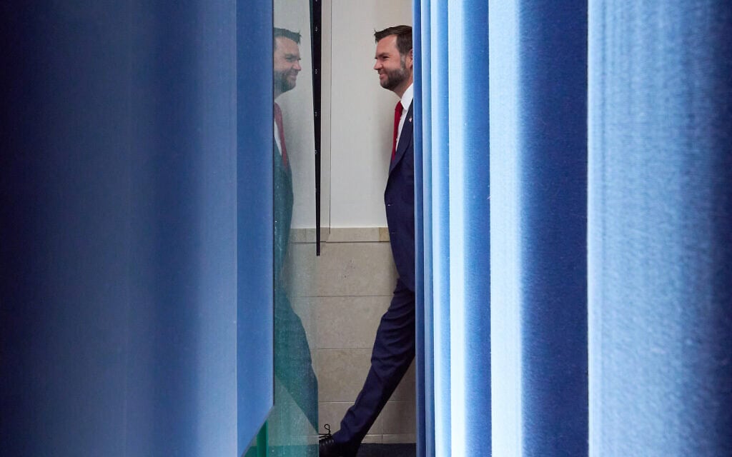 סגן הנשיא ג'יי־די ואנס מגיע לחדר תדרוך העיתונאים של הבית הלבן, 18 ביוני 2026 (צילום: AP Photo/Jacquelyn Martin) סגן הנשיא ג'יי־די ואנס מגיע לחדר תדרוך העיתונאים של הבית הלבן, 18 ביוני 2026 (צילום: AP Photo/Jacquelyn Martin)