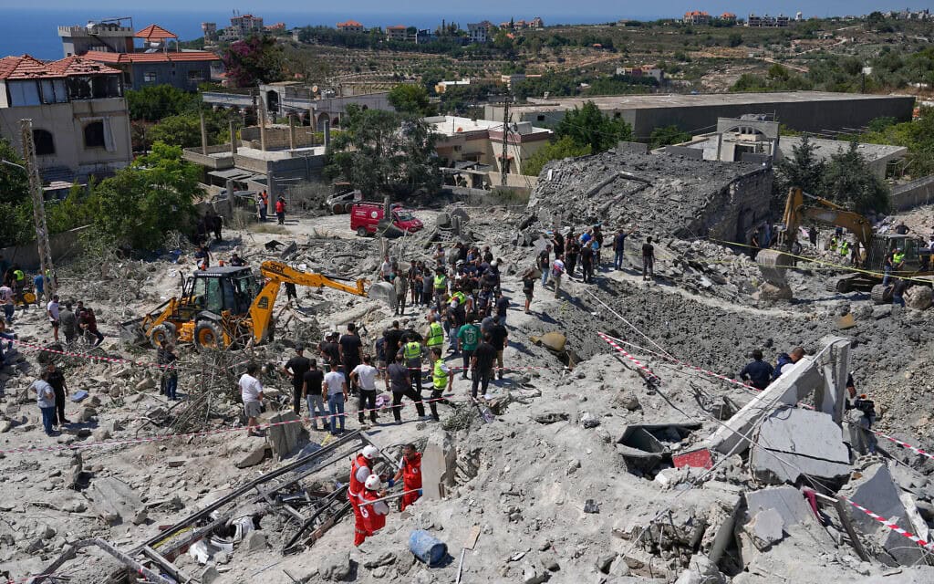 גורמי חילוץ ותושבים מנסים לאתר נפגעים מתחת למבנים שנהרסו בתקיפה אווירית שביצעה ישראל ביישוב קנארית שבדרום לבנון, 20 ביוני 2026 (צילום: AP Photo/Mohammed Zaatari) גורמי חילוץ ותושבים מנסים לאתר נפגעים מתחת למבנים שנהרסו בתקיפה אווירית שביצעה ישראל ביישוב קנארית שבדרום לבנון, 20 ביוני 2026 (צילום: AP Photo/Mohammed Zaatari)