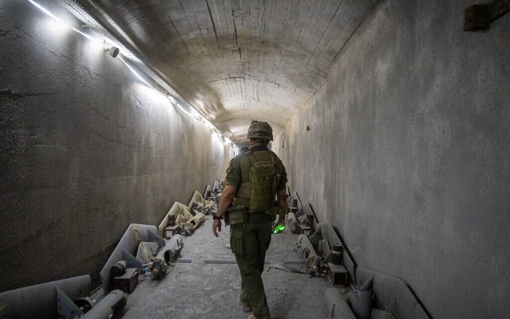 חייל צה"ל במתקן תת-קרקעי של חזבאללה לכלי טיס בלתי מאוישים במג’דל זון שבדרום לבנון, ב-18 ביוני 2026 (צילום: עמנואל פביאן) חייל צה"ל במתקן תת-קרקעי של חזבאללה לכלי טיס בלתי מאוישים במג’דל זון שבדרום לבנון, ב-18 ביוני 2026 (צילום: עמנואל פביאן)