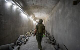 חייל צה"ל במתקן תת-קרקעי של חזבאללה לכלי טיס בלתי מאוישים במג’דל זון שבדרום לבנון, ב-18 ביוני 2026 (צילום: עמנואל פביאן) חייל צה"ל במתקן תת-קרקעי של חזבאללה לכלי טיס בלתי מאוישים במג’דל זון שבדרום לבנון, ב-18 ביוני 2026 (צילום: עמנואל פביאן)