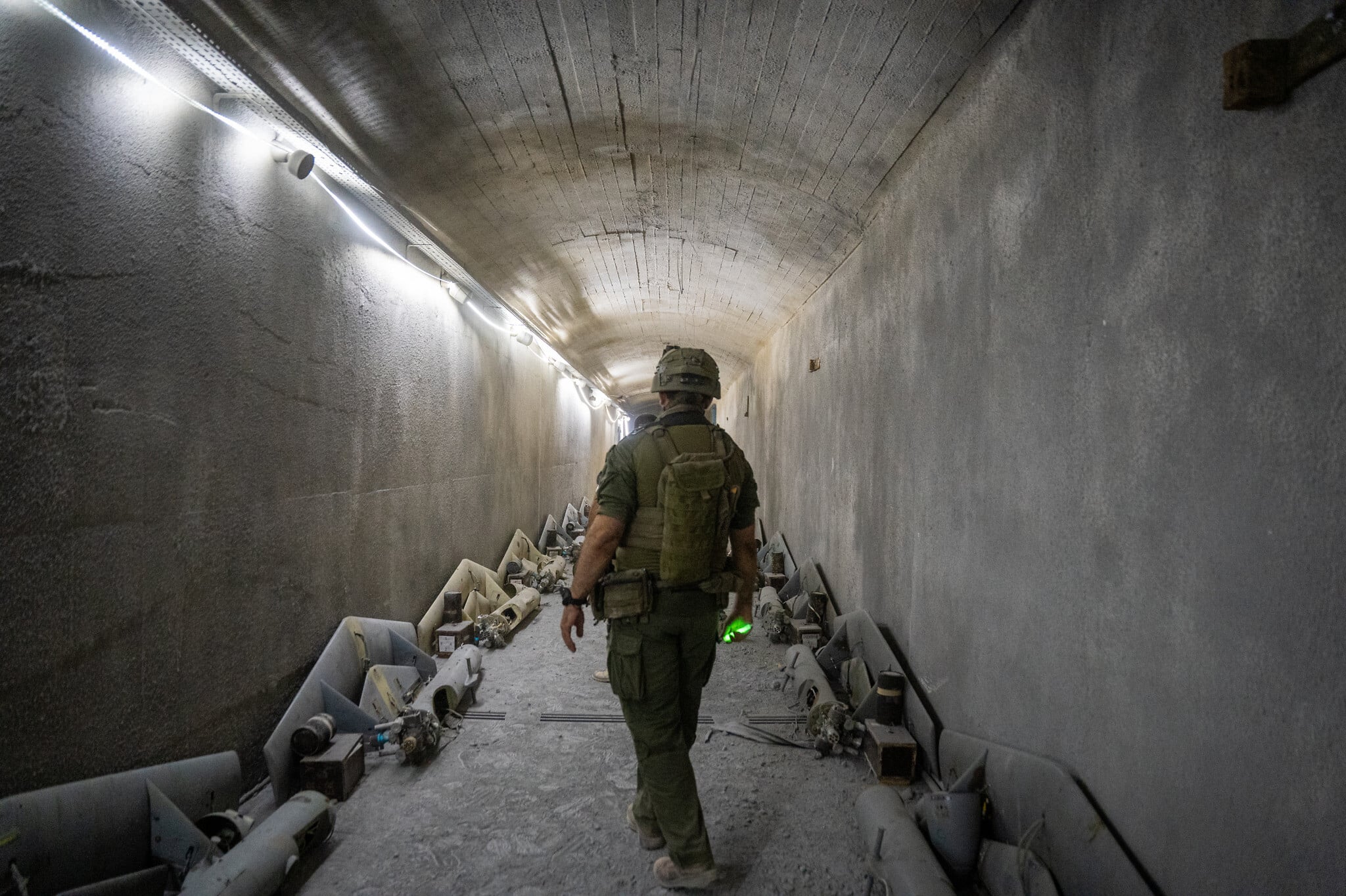 חייל צה"ל במתקן תת-קרקעי של חזבאללה לכלי טיס בלתי מאוישים במג’דל זון שבדרום לבנון, ב-18 ביוני 2026 (צילום: עמנואל פביאן) חייל צה"ל במתקן תת-קרקעי של חזבאללה לכלי טיס בלתי מאוישים במג’דל זון שבדרום לבנון, ב-18 ביוני 2026 (צילום: עמנואל פביאן)